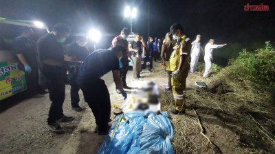 泰国暖武里府发生杀人分尸案，警方在器官被发现的水池附近搜寻。（图取自世界日报）