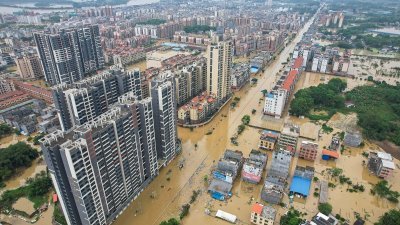 中国广东省清远市遭到暴雨袭击，周一拍摄的鸟瞰图可见，市内建筑和街道泡在水中，成了水乡泽国。（图取自法新社）
