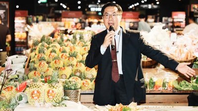 台南市长黄伟哲周日在超市推介台南凤梨。