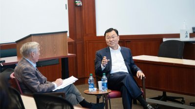 中国驻美大使谢锋（右）上星期五应邀造访哈佛大学，与该校肯尼迪政府学院创始院长艾利森（左）进行谈话。（图取自中国驻美大使馆官网）