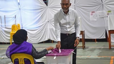 马尔代夫总统穆伊兹周日在首都马累一所学校设立的投票站投票。结果显示，他领导的政党在国会选举中赢得绝大多数席次。（图取自法新社）