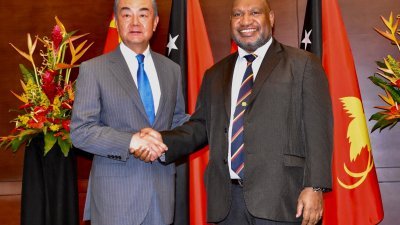 巴布亚新几内亚总理马拉佩在周日会晤到访的中国外长王毅。（图取自法新社）