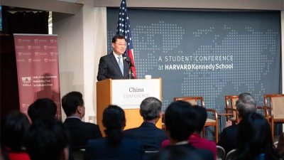 中国驻美大使谢锋上周六在哈佛大学，出席哈佛肯尼迪中国论坛开幕式时发表演讲。（图取自中国驻美大使馆官网）