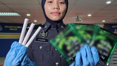 女警官展示毒贩自制的“迷幻香烟”和“毒饮料包”。