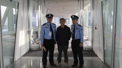 一名被中国列为“红通人员”的经济犯罪嫌疑人，2019年5月19日从希腊引渡回中国广东省。（图取自网络）