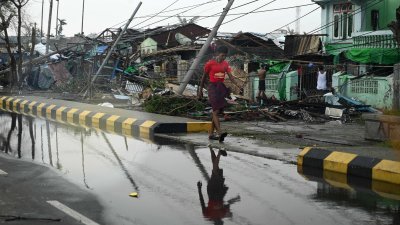 热带气旋“穆查”是最近10年孟加拉湾的最强气旋，它在去年5月中侵袭孟加拉国和缅甸。图为“穆查”当时在缅甸若开邦实兑，摧毁大量建筑物。（图取自法新社）