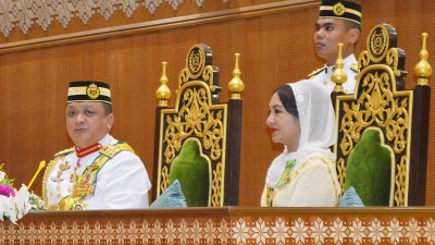 玻州王储端姑赛菲祖丁（左起）偕同玻州王储妃端姑莱拉杜莎琳，于周二出席第15届玻州议会第二季州议会开幕仪式。