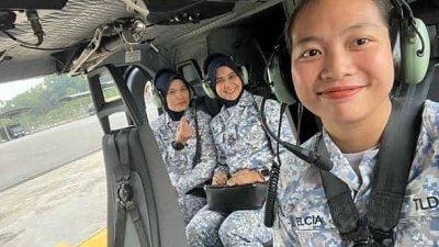 根据该X平台分享的照片，显示3名女军人乘坐一架涉事的直升机。（图取自网络）
