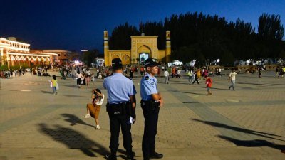在中国新疆喀什的主要广场上，有警员在站岗。（图取自时事通信社/法新社档案照）