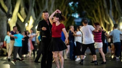 一对男女在中国上海一个公园跳舞。（图取自法新社）