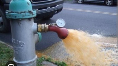 柔州水务联熹有限公司启用新加亨滤水站前，按照规定进行16小时的水管冲刷。