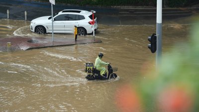 中国广东省深圳市出现连日暴雨天气，部分低洼路段积水，给市民出行造成一定影响。（图取自中新社）
