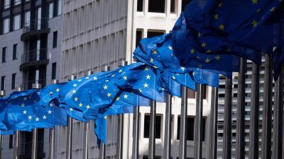 欧盟旗帜在比利时布鲁塞尔的欧盟委员会大楼外飘扬。（图取自法新社）