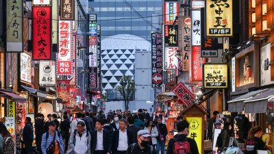 最新报告指出，日本的人口危机，可能导致市区町村消失。图为东京市中心新宿区的一条热闹的小街。（图取自法新社）