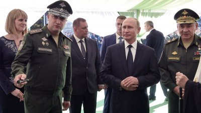 2018年9月19日，俄罗斯副防长伊万诺夫（左）与总统普京，还有防长绍伊古（右）参观莫斯科郊外的库宾卡军事爱国者公园。（图取自俄罗斯卫星通讯社/法新社）