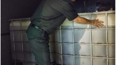 执法人员在一辆罗里内发现6个蓄油槽，装有4200公升柴油。