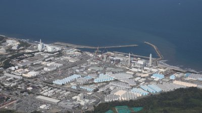 2023年8月24日拍摄的鸟瞰图，显示福岛第一核电厂核污水储罐。（图取自时事通信社/法新社档案照）