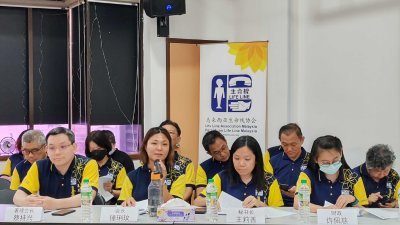 前排左起为第14届理事会署理会长蔡持兴、会长锺琍玟、秘书长王莉善、财政许佩慈。