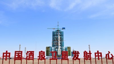 中国“神舟十八号”载太空船与长征二号F遥十八运载火箭组合体，在甘肃省的酒泉卫星发射中心发射区等待发射。（图取自中新社）