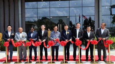 李廷汉（左4起）与翁哈菲兹为中国企业瑞泰（马来西亚）私人有限公司主持开幕。（图取自马新社）