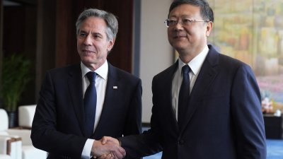 到访中国的美国国务卿布林肯（左），周四上午与上海市委书记陈吉宁会晤。（图取自法新社）