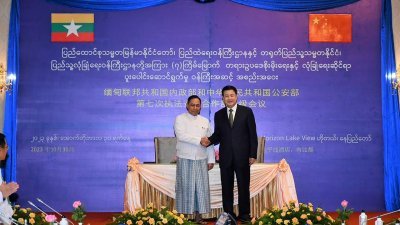 中国公安部长王小洪（右）去年10月尾访问缅甸，与缅甸内政部长雅毕共同主持中缅第7次执法安全合作部长级会议并签署会议纪要。（法新社档案照）