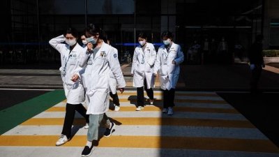 韩国政府坚决推行医疗改革，但强调政府愿意听取医疗界的意见并开展对话。（法新社档案照）