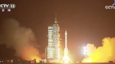 中国神舟十八号载人太空船，周四晚上8时59分在酒泉卫星发射中心，利用长征二号F遥十八运载火箭发射升空。（图取自央视新闻）