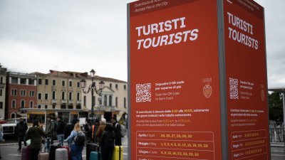 意大利威尼斯的圣卢西亚火车站外，周三设立了资讯牌，列明向一日游游客收费的日子和时间。（图取自法新社）
