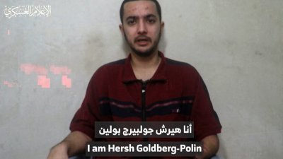 根据哈马斯发布的视频，人质自称是23岁的赫什.戈德堡-波林，影片显示他失去了一只手。（图取自哈马斯媒体办公室/法新社）