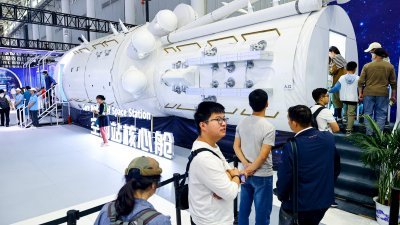 以《极目楚天，共襄星汉》为主题的2024年“中国航天日”主场活动周三在湖北武汉举行。图为观众排队参观航天科普系列展览展出的中国空间站天和核心舱1：1模型。（图取自中新社）