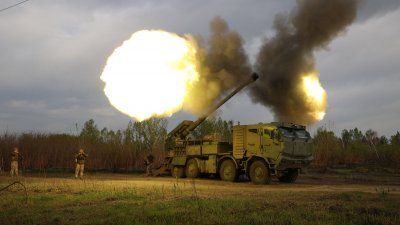 乌克兰武装部队第43独立机械化旅的炮手本月21日，使用2C22“Bohdana”155 毫米自走榴弹炮向哈尔科夫地区的俄罗斯阵地开火。（图取自法新社）