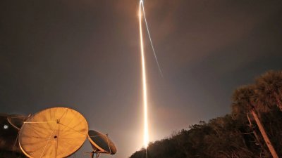 一支火箭在今年1月8日，从美国佛罗里达州的卡纳维拉尔角空军基地发射升空，轨迹划破夜空。（图取自法新社）