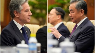 中国外交部长王毅（右）周五在北京钓鱼台国宾馆的会谈中，向美国国务卿布林肯表达中方的关切。（图取自法新社）