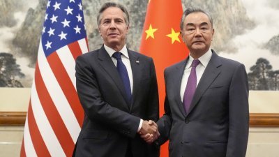 中国外交部长王毅（右）周五在北京钓鱼台国宾馆，接见到访的美国国务卿布林肯。（图取自法新社）