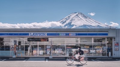 日本山梨县富士河口湖町一家以富士山为背景的罗森便利店，成了网红拍照点。（图取自网络）