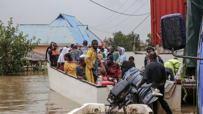 图为上周三在坦桑尼亚鲁菲吉区莫霍罗村，当地遭遇暴雨，政府出动小船拯救受困居民。（图取自法新社）