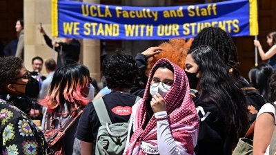 亲巴勒斯坦的学生和活动人士，周四在美国加州大学洛杉矶分校营地示威。（图取自法新社）