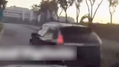 修车行职员替白色马赛地车主上载的视频画面显示，肇事黑色轿车闪开摩哆后，撞上左边车道的白色马赛地轿车。