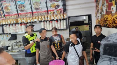 霹移民局执法员突击检查餐馆，扣查涉嫌违反移民条例的外劳。