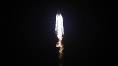 搭载神舟十八号载人太空船的长征二号F遥十八运载火箭，周四晚上8时59分在酒泉卫星发射中心点火发射，约10分钟后，神舟十八号载人太空船与火箭成功分离，进入预定轨道。（图取自中新社）