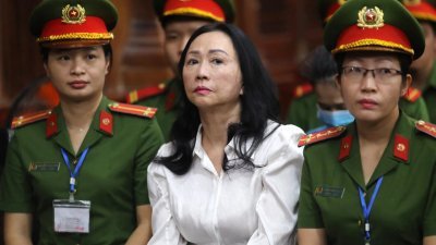 涉及金融诈骗案的越南女富豪张美兰，本月11日被判死刑。这是她当天坐在法庭听取法官的裁决。（图取自法新社）