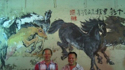 郭佳安（右起）及锺正川联手，为甲州老街作画。