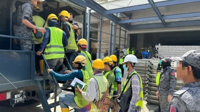 柔州移民局日前在建筑工地展开取缔非法外劳行动。