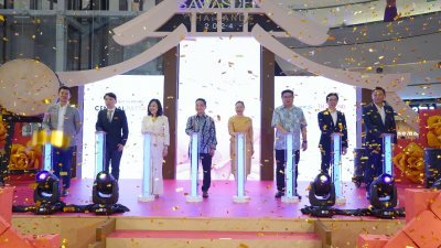 黄瑞林（左4）与众嘉宾为Central i-City 《泰国你好2024》嘉年华主持开幕仪式。左3起：瓦拉雅、拉达普玛斯和柯鹏飞。