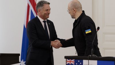 澳洲副总理兼国防部长马勒斯（左）访问乌克兰，与乌克兰总理什梅加尔会谈。（图取自马尔斯社媒X账号）