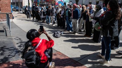 警方当地时间上周六（27日）突袭搜查马萨诸塞州波士顿东北大学的一个营地后，亲巴勒斯坦抗议者在警察路障前示威。（图取自法新社）