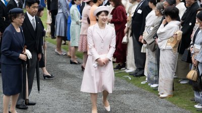 4月23日在东京赤坂离宫皇家花园，日本爱子公主与皇室成员一起在春季花园派对上迎接宾客。（图取自法新社）