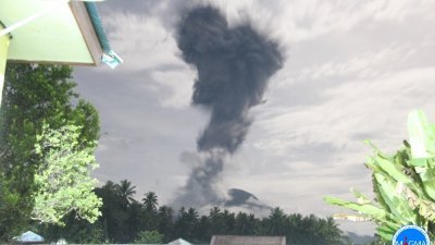 印尼北马鲁古省哈马黑拉岛的伊布火山喷发，火山灰及气体直冲云霄。（图取自印尼国家灾难管理局/Volcano Discovery网站）