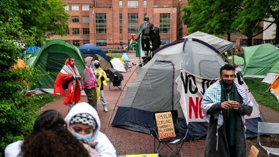 活动人士和学生在华盛顿特区乔治华盛顿大学校园附近举行抗议活动，校方已经关闭进入营地的通道。图为当地时间上周六（27日），示威进入第3天仍坚守在营地的一批学生。（图取自法新社）